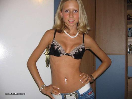 15P Amateur-Teenager-Freundinnen aus der Nachbarschaft necken in selbstgemachten Bildern