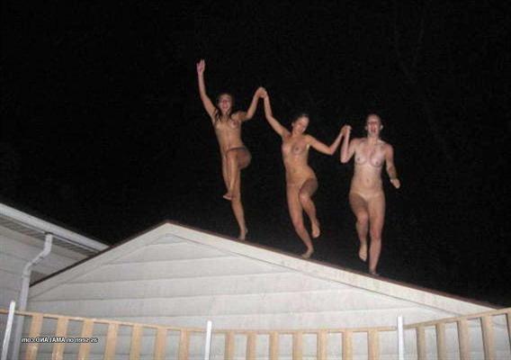 15P Copines adolescentes amateurs ivres font la fête nues dans la piscine