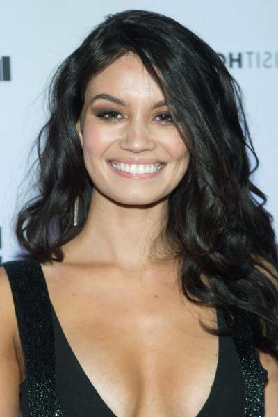 11P Anne De Paula Looks Perfect In Black