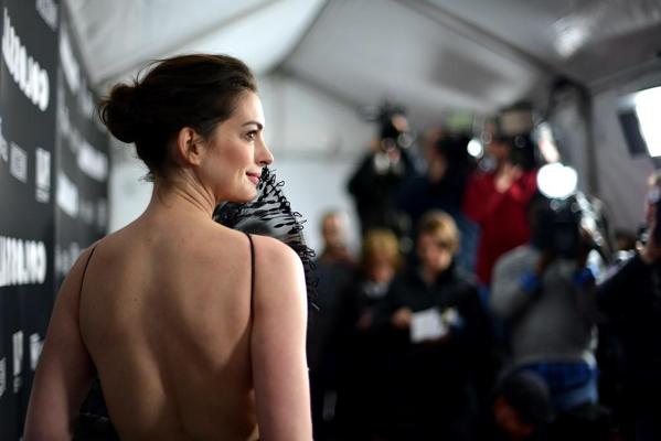 7P Anne Hathaway Chooses A Weird Dress Still Looks Hot