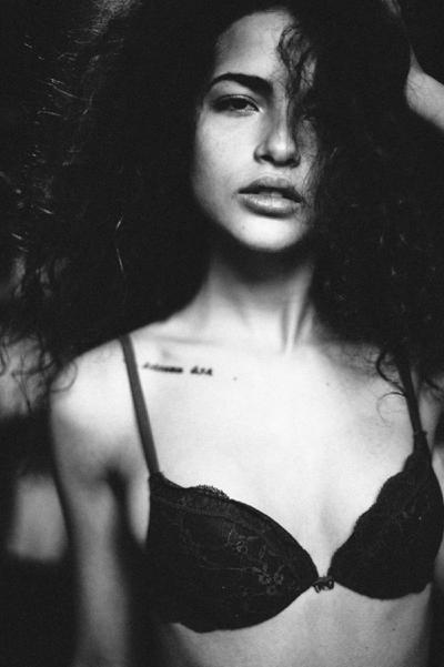 10P Topless Photos of Chiara Scelsi