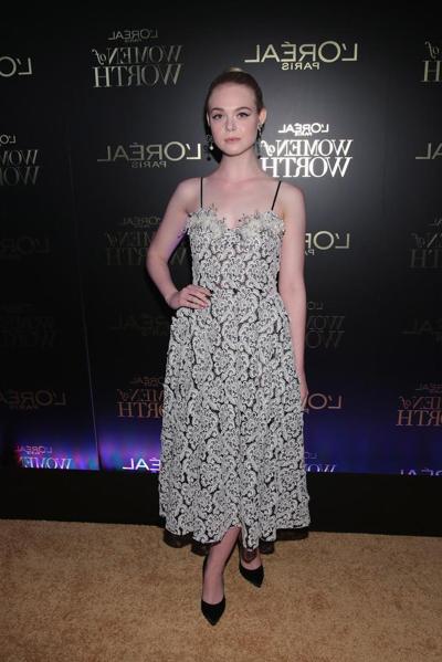 8P Elle Fanning Cleavage