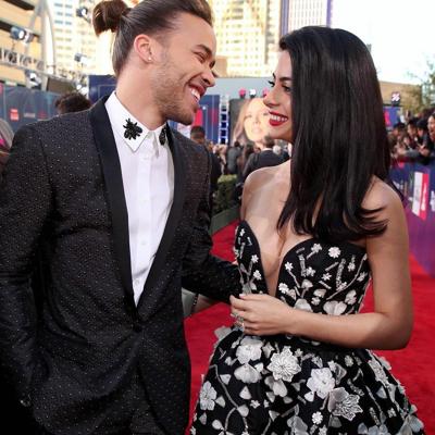 4P Emeraude Toubia Photos Décolleté
