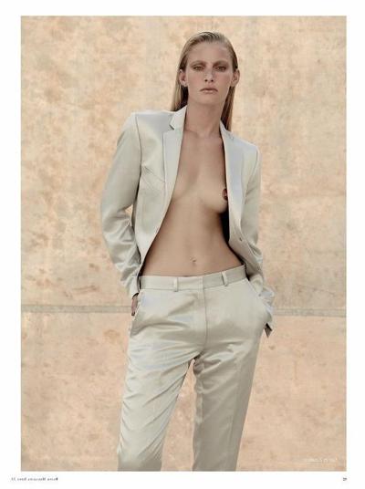 10P Emily Baker Topless photoset