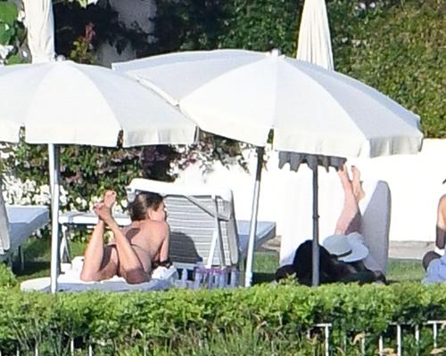 7P Topless Photos of Jennifer Aniston