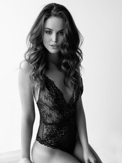 4P Fotos de Jessica Buller em topless