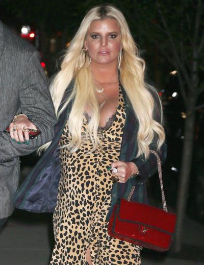 25P Jessica Simpson Cleavage