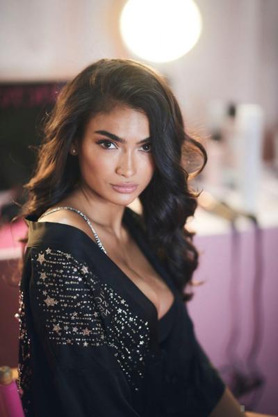 25P Kelly Gale Erotic