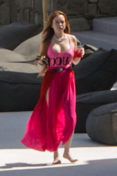 4P Lindsay Lohan Cleavage
