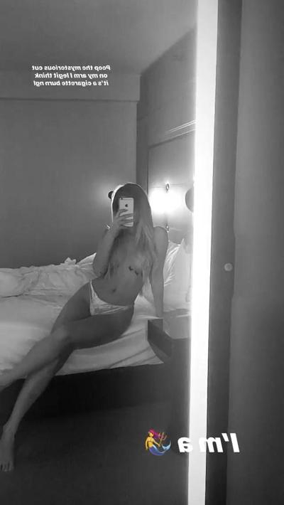 4P Lottie Moss Topless