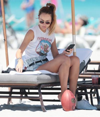 16P Fotos de maiô de Natalia Borges