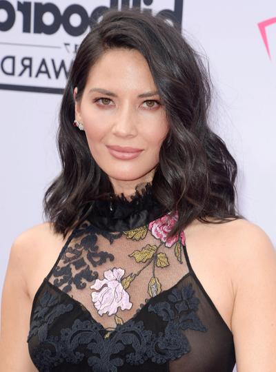8P Olivia Munn con un atuendo negro transparente