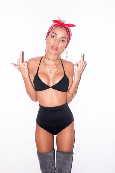 4P pia mia sexy photoshoot