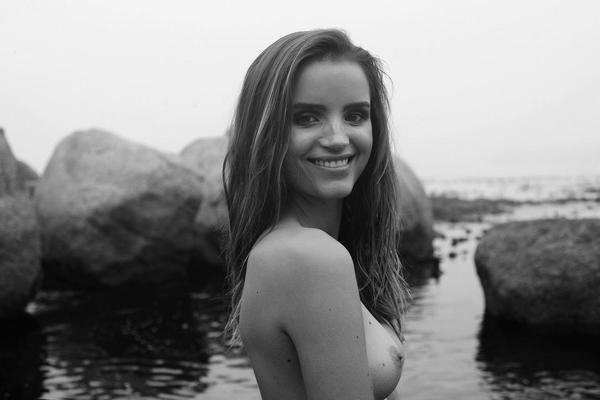 7P Naked pics of Roos van Montfort