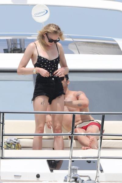 5P Sophie Turner Erotic