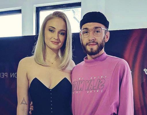 10P Sophie Turner Cleavage