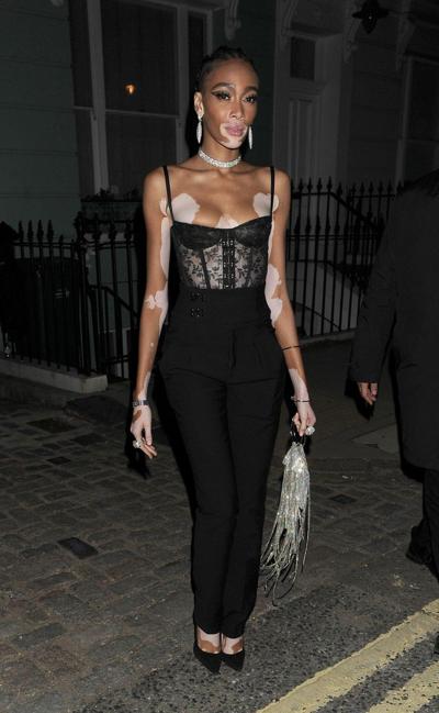 4P Winnie Harlow Cleavage