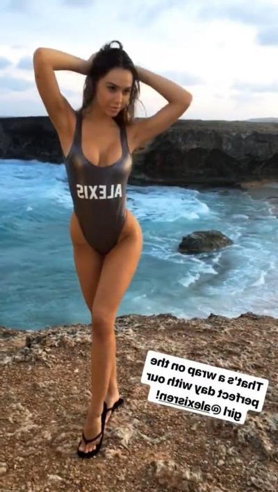 21P Alexis Ren seins nus