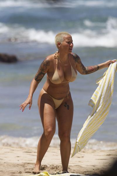 18P Look at topless Amber Rose
