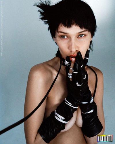 4P Bella Hadid sem camisa