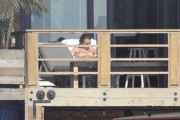 7P Cara Delevingne topless paparazzi pics