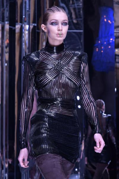 7P Gigi Hadid voit à travers les photos