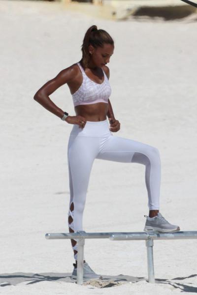 15P Photos d'entraînement sur la plage de Jasmine Tookes