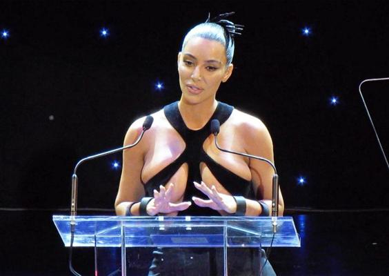 4P Kim Kardashian Cleavage