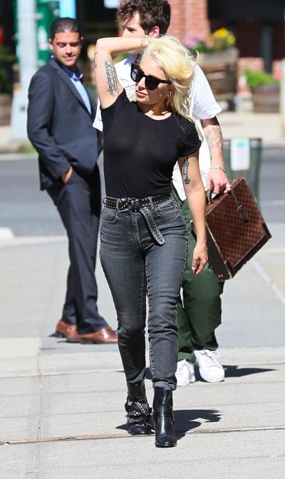 6P Fotos sem sutiã de Lady Gaga