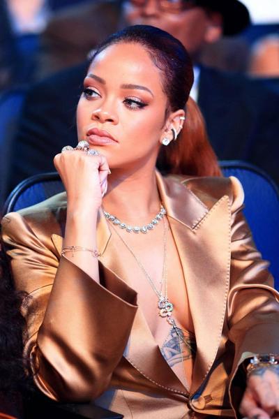 8P Rihanna sexy legs pics