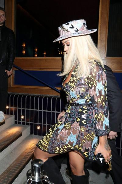4P Rita Ora escote