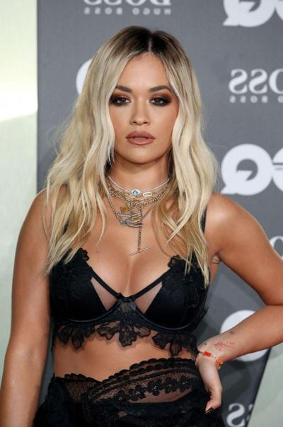 4P Rita Ora escote