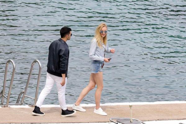 9P Sophie Turner And Her Long Sexy Legs