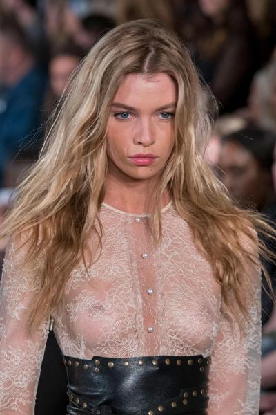 4P Durchsichtige Fotos von Stella Maxwell