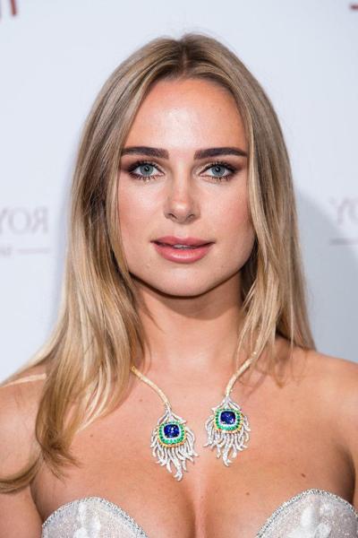 11P Kimberley Garner Cleavage
