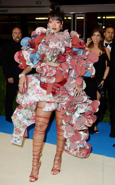8P Rihanna Wearing a Weird Dress