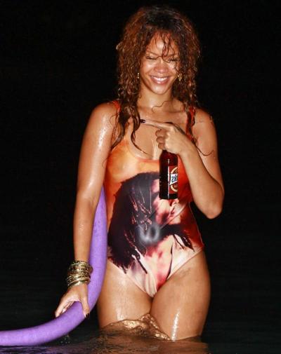 11P Rihanna nude pics