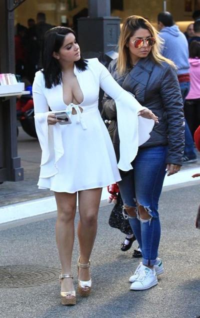 6P Ariel Winter Cleavage Photos