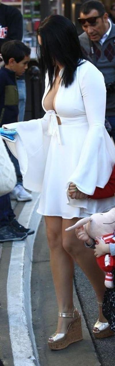 4P Ariel Winter Cleavage Photos
