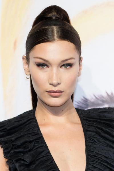 6P Bella Hadid Dekolleté