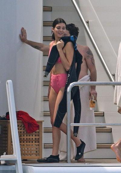 21P Kendall Jenner es bonita en rosa