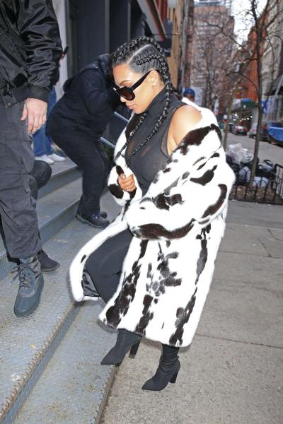 4P See-through pics of Kim Kardashian