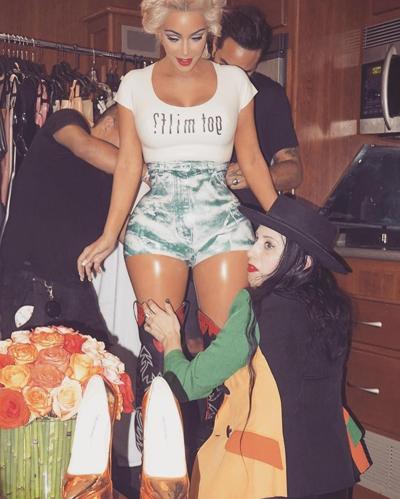 5P Topless Photos of Kim Kardashian