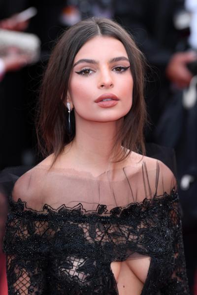 17P Emily Ratajkowski Makes Boob Window Dresses Stylish