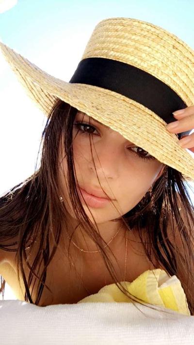 5P Nude Photos of Emily Ratajkowski
