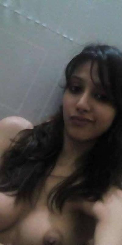 16P Cute Desi Girl Nude Leaked Photos