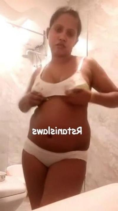 12P Sri Lankan Aunty Getting Nude at Barth room