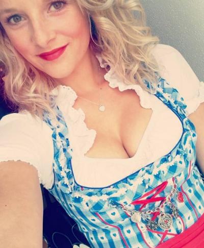 15P Sexy Dirndl Girls 401