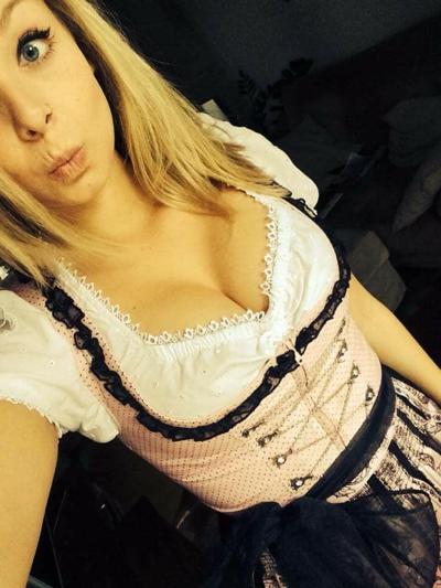 15P Sexy Dirndl Girls 399