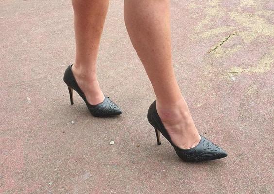 25P Candid legs and feet secretary